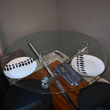 Room With King Bed In Shared 3 Bedroom Downtown مونتريال المظهر الخارجي الصورة