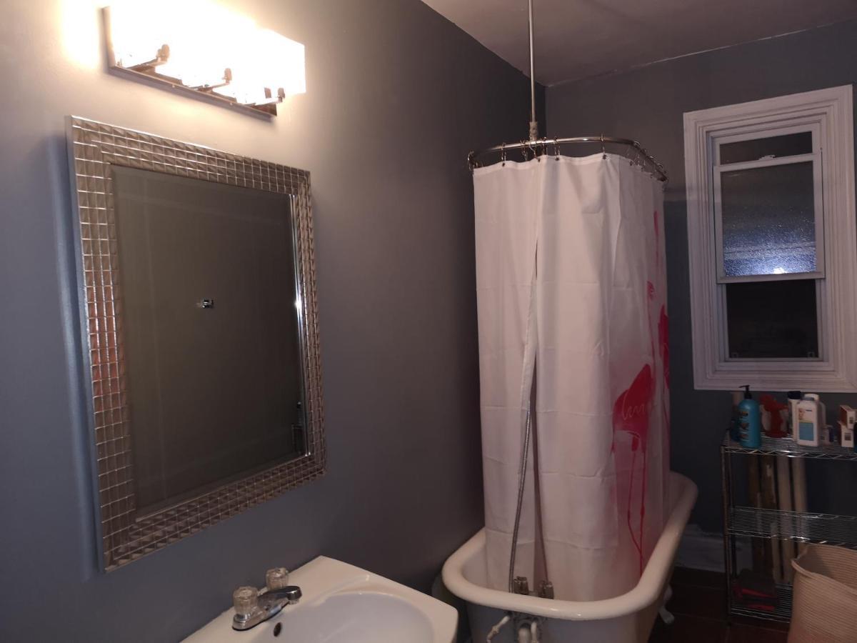 Room With King Bed In Shared 3 Bedroom Downtown مونتريال المظهر الخارجي الصورة