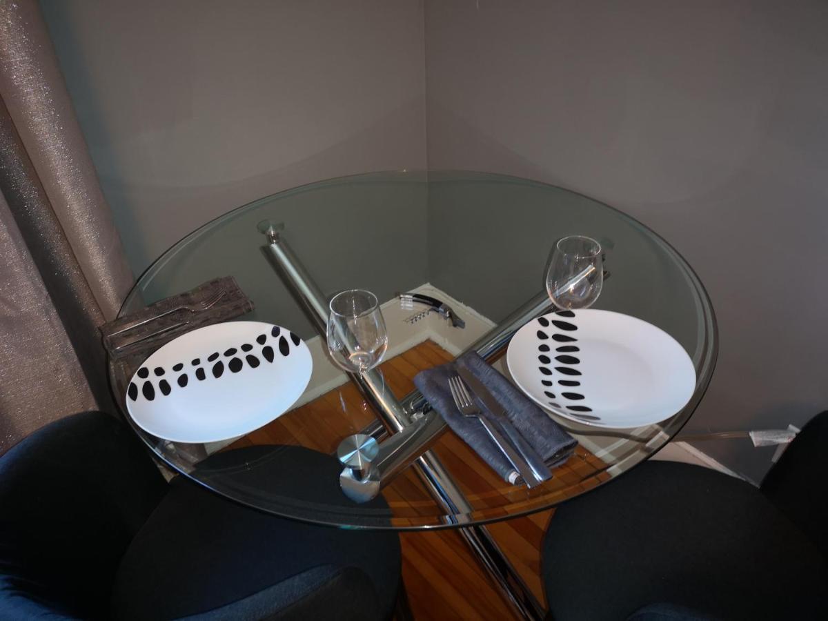 Room With King Bed In Shared 3 Bedroom Downtown مونتريال المظهر الخارجي الصورة