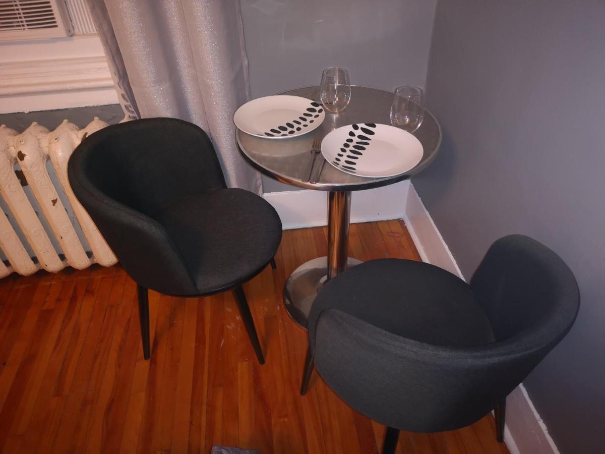 Room With King Bed In Shared 3 Bedroom Downtown مونتريال المظهر الخارجي الصورة