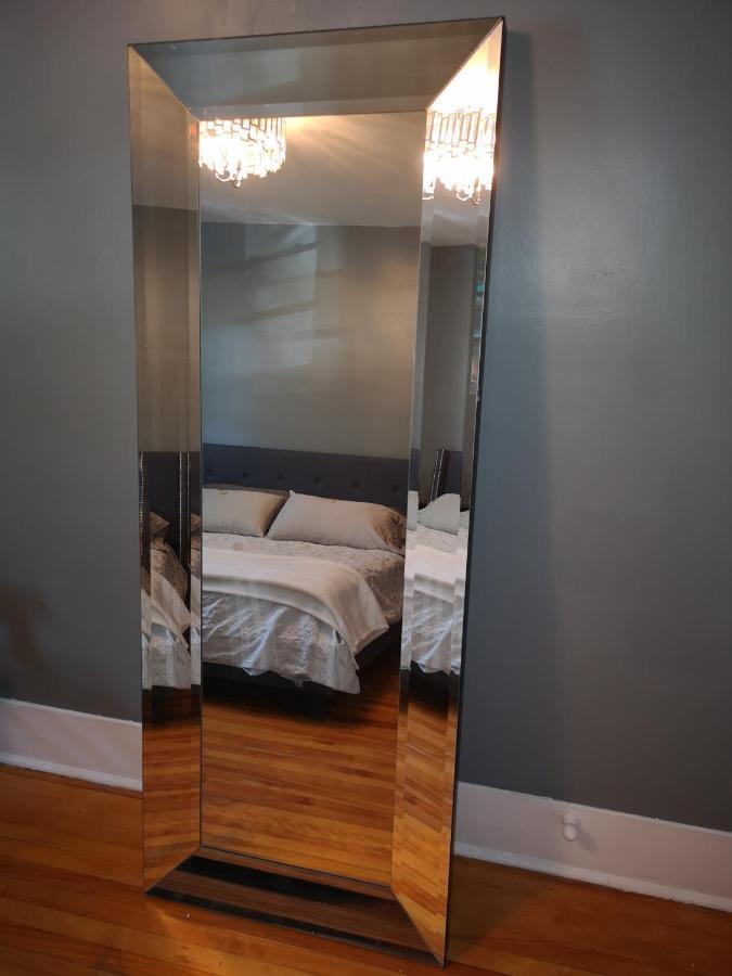 Room With King Bed In Shared 3 Bedroom Downtown مونتريال المظهر الخارجي الصورة